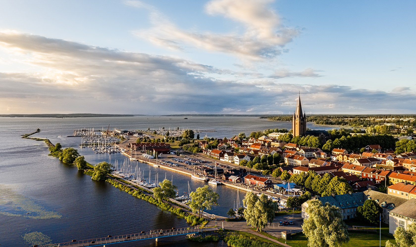 Mariestads hamn, stadskärna och Vänern i kvällsljus