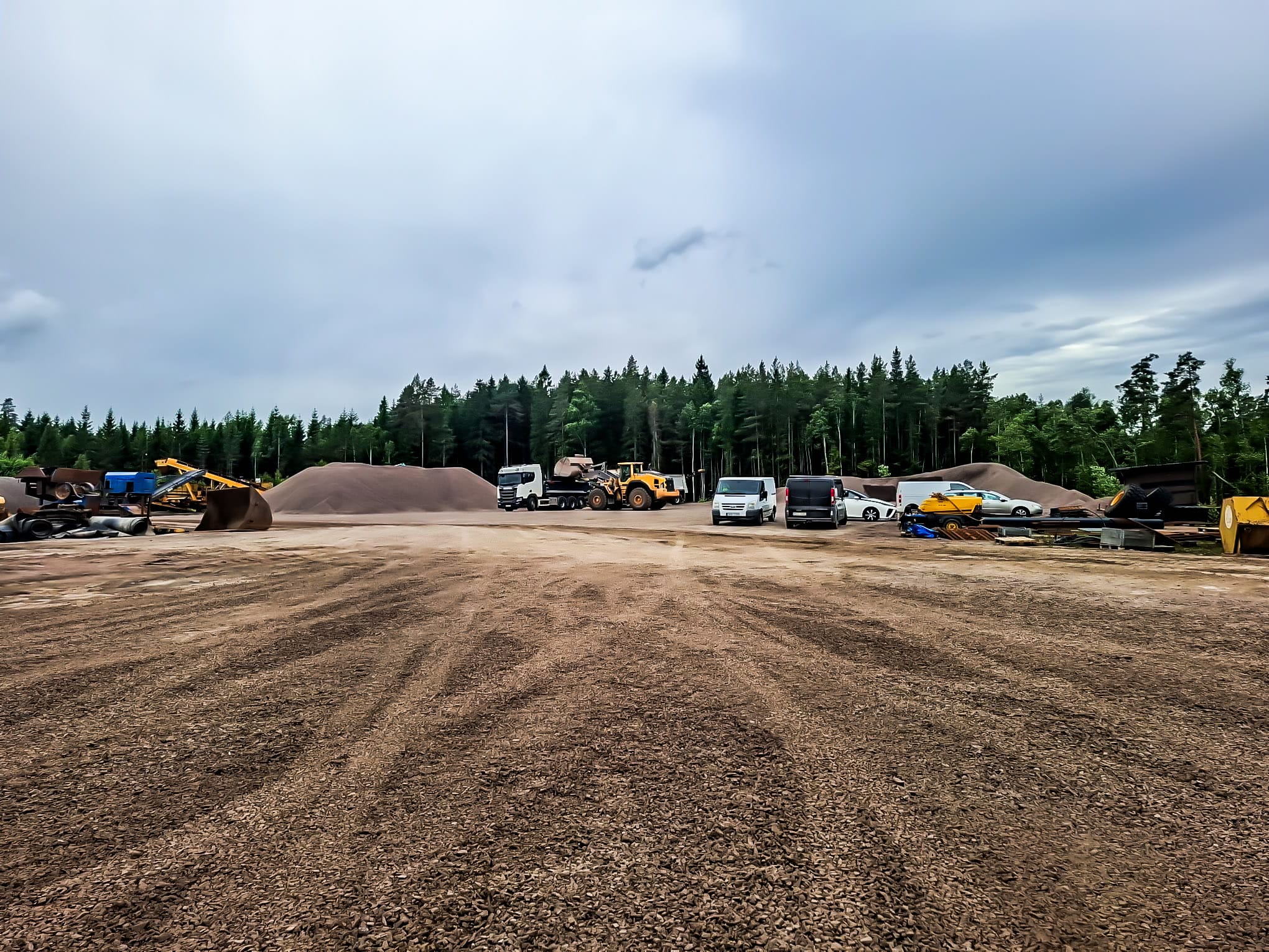 Materialhögar och fordon på Brodderuds bergtäkt