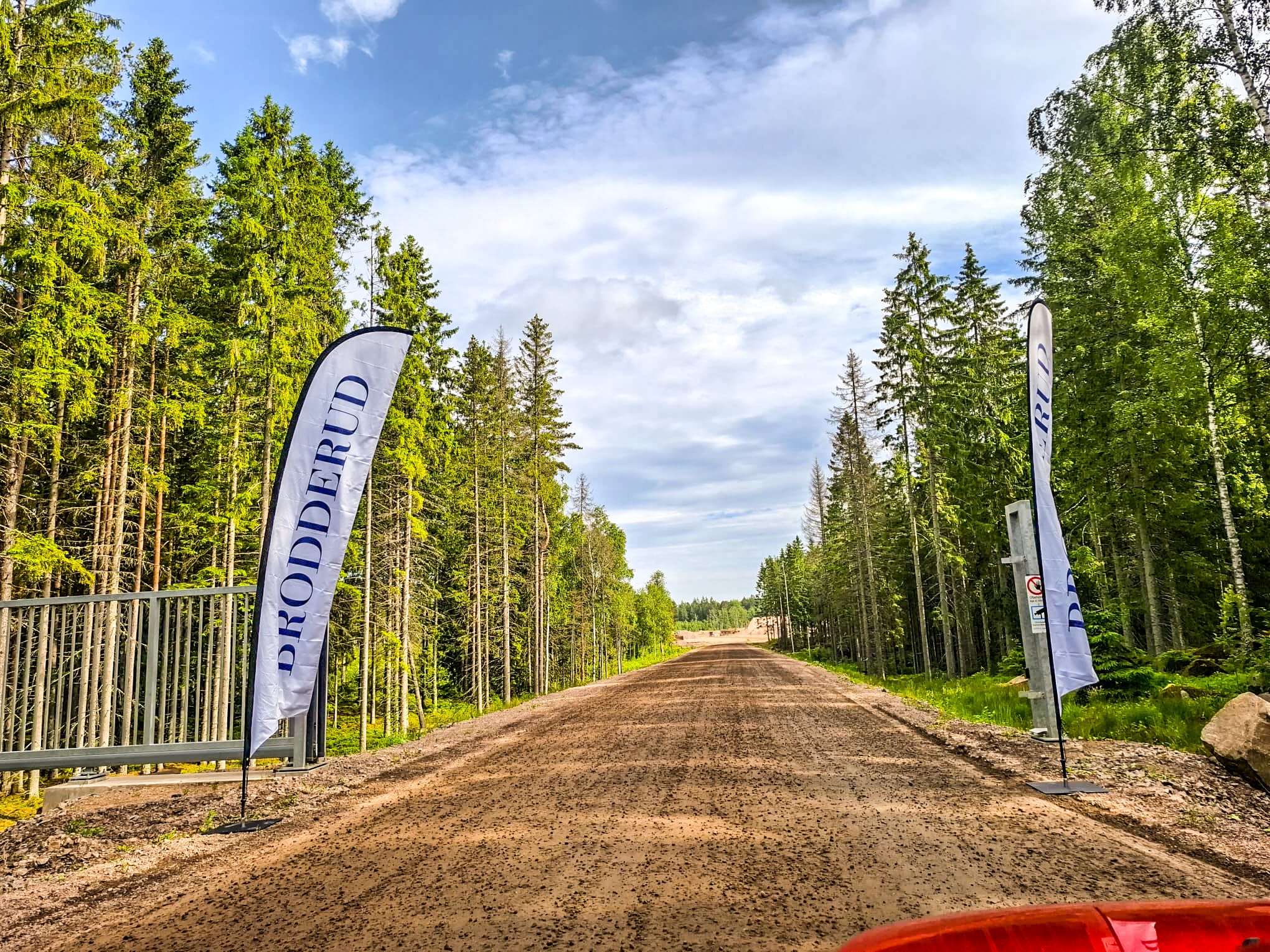 Infarten till Brodderuds bergtäkt med Brodderuds flaggor