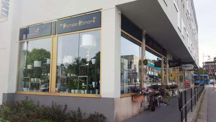 Blomsterhörnans butik med blommor utanför entrén på Stockholmsvägen