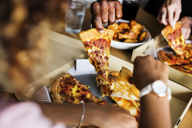 Pizza delas vid ett bord – bild från Romas webbplats