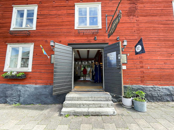 Entrén till Studio Stuk i det röda Gutenberghuset på Hamngatan