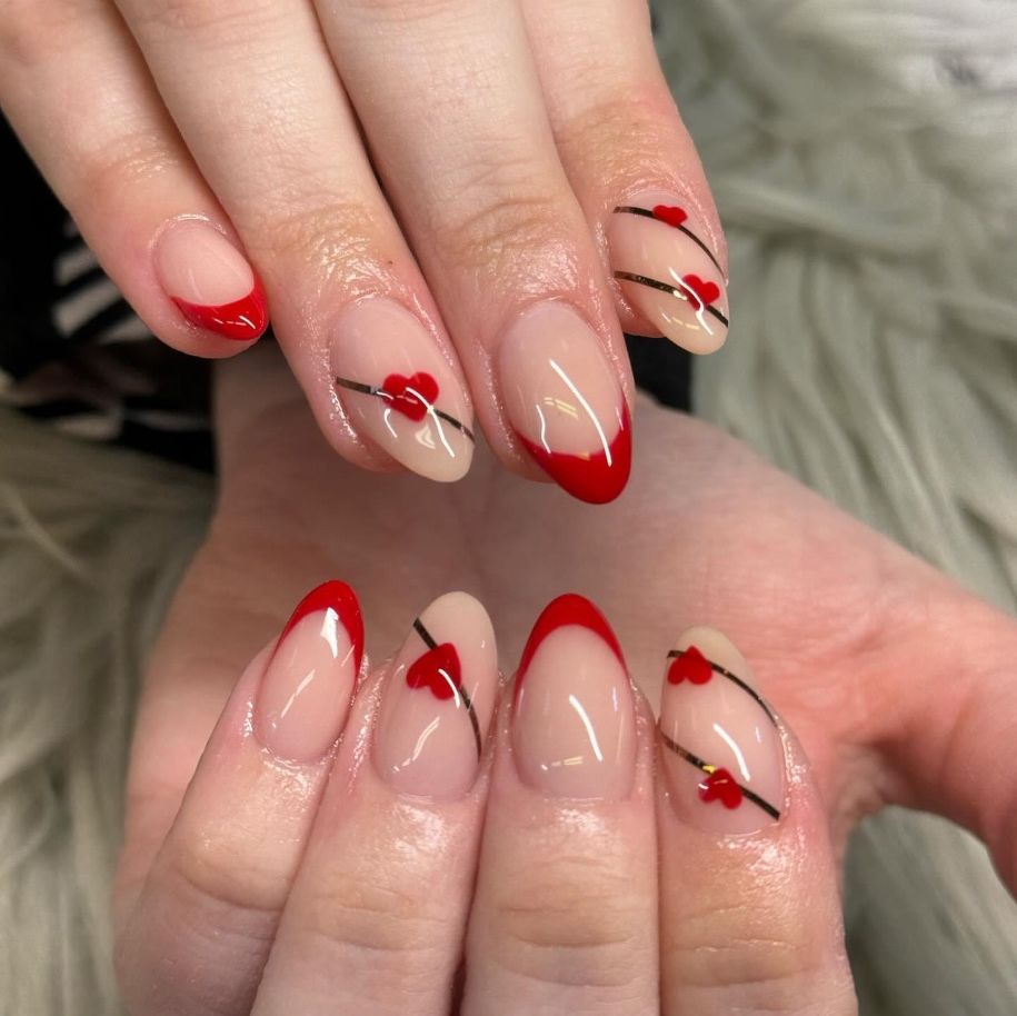 Nageldesign med röda detaljer från The Nails Mariestads bildgalleri